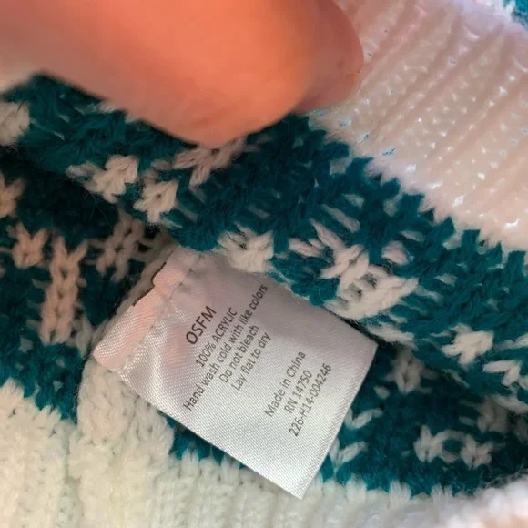 *BUNDLE* Hat and Scarf NWT - Picture 3 of 5